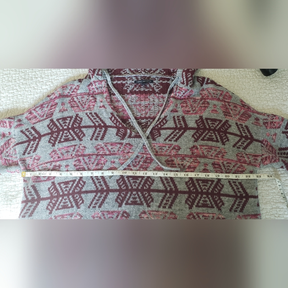 American Eagle Outfitters Gray and Burgundy V-Neck Sweater - Picture 7 of 9